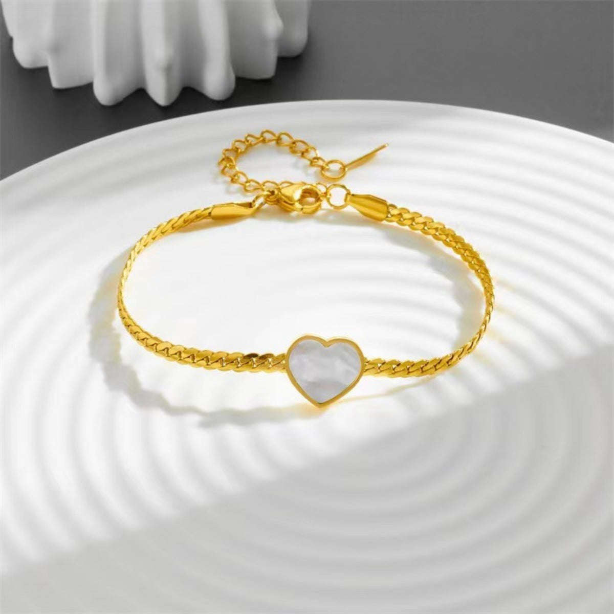 Vintage Heart White Shell Bracelet — 18K Gold Plated Stainless Steel