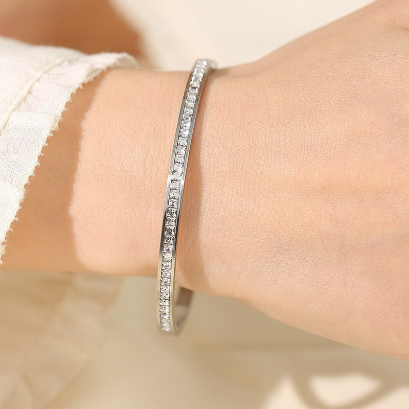 Star-Dust Full-Zircon Titanium Steel Bangle — 18K Gold, Fade-Resistant