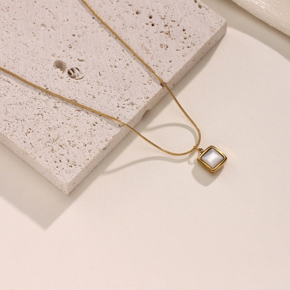 Geometric Heart Pendant Necklace — 18K Gold, Light Luxury, Minimalist Collarbone Chain