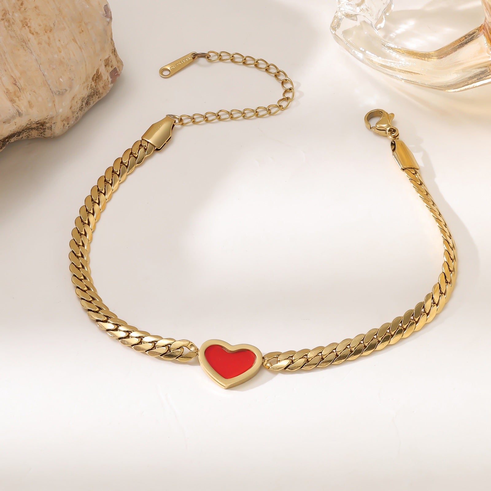 Vintage Heart White Shell Bracelet — 18K Gold Plated Stainless Steel